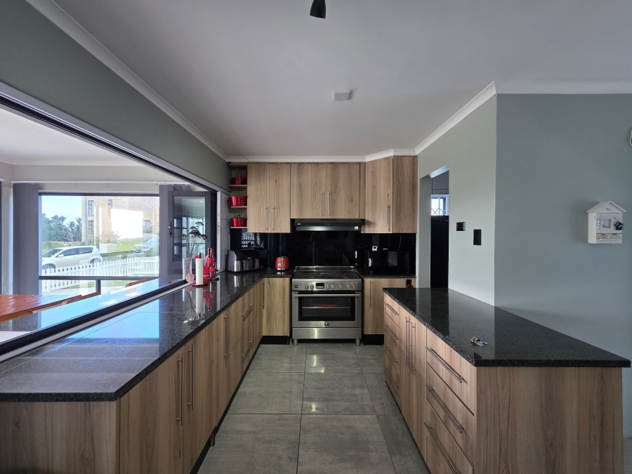 4 Bedroom Property for Sale in Paradise Beach Eastern Cape
